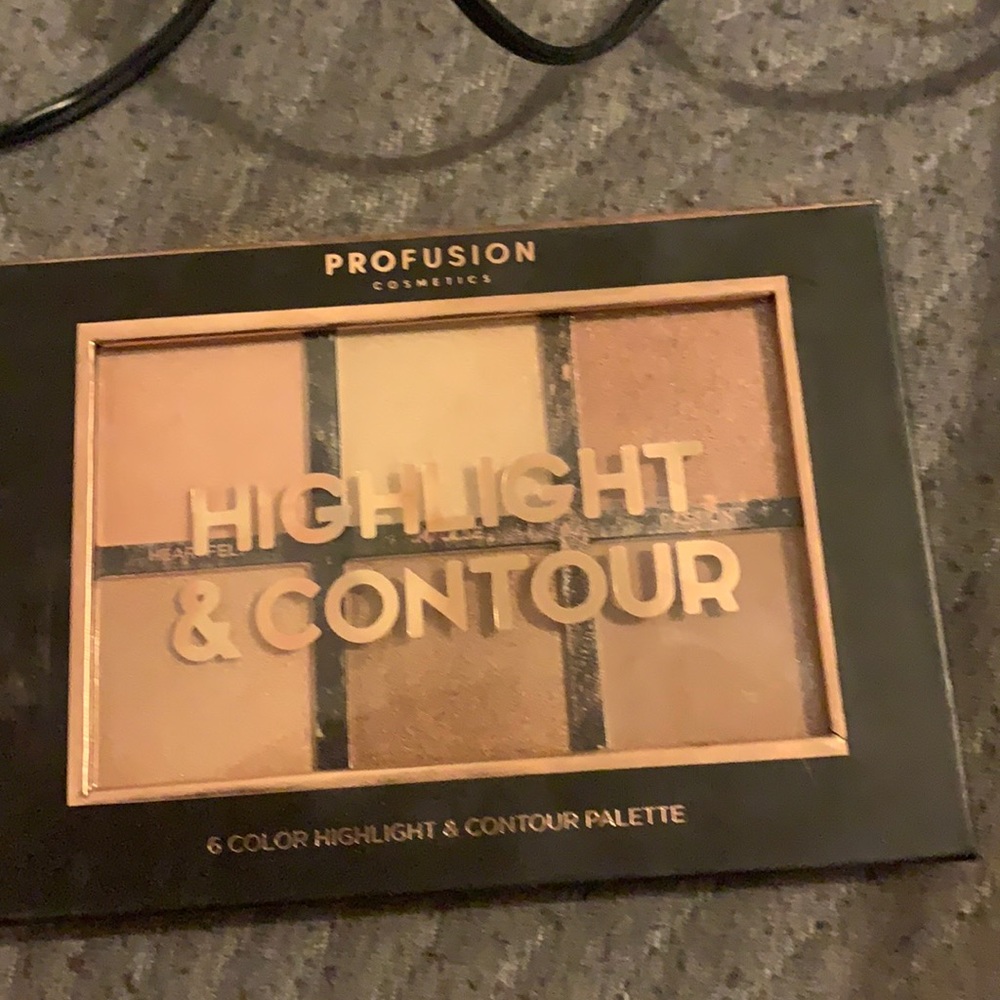 highlighter and contour pallet